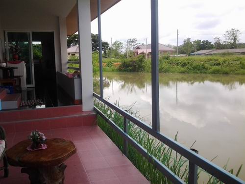 บ้านริมสระน้ำ ในเมือง