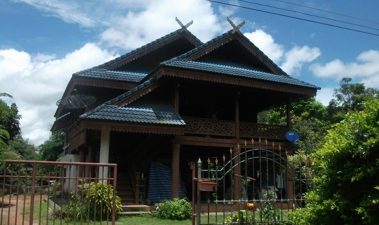 บ้านไม้สองชั้นติดริมน้ำ
